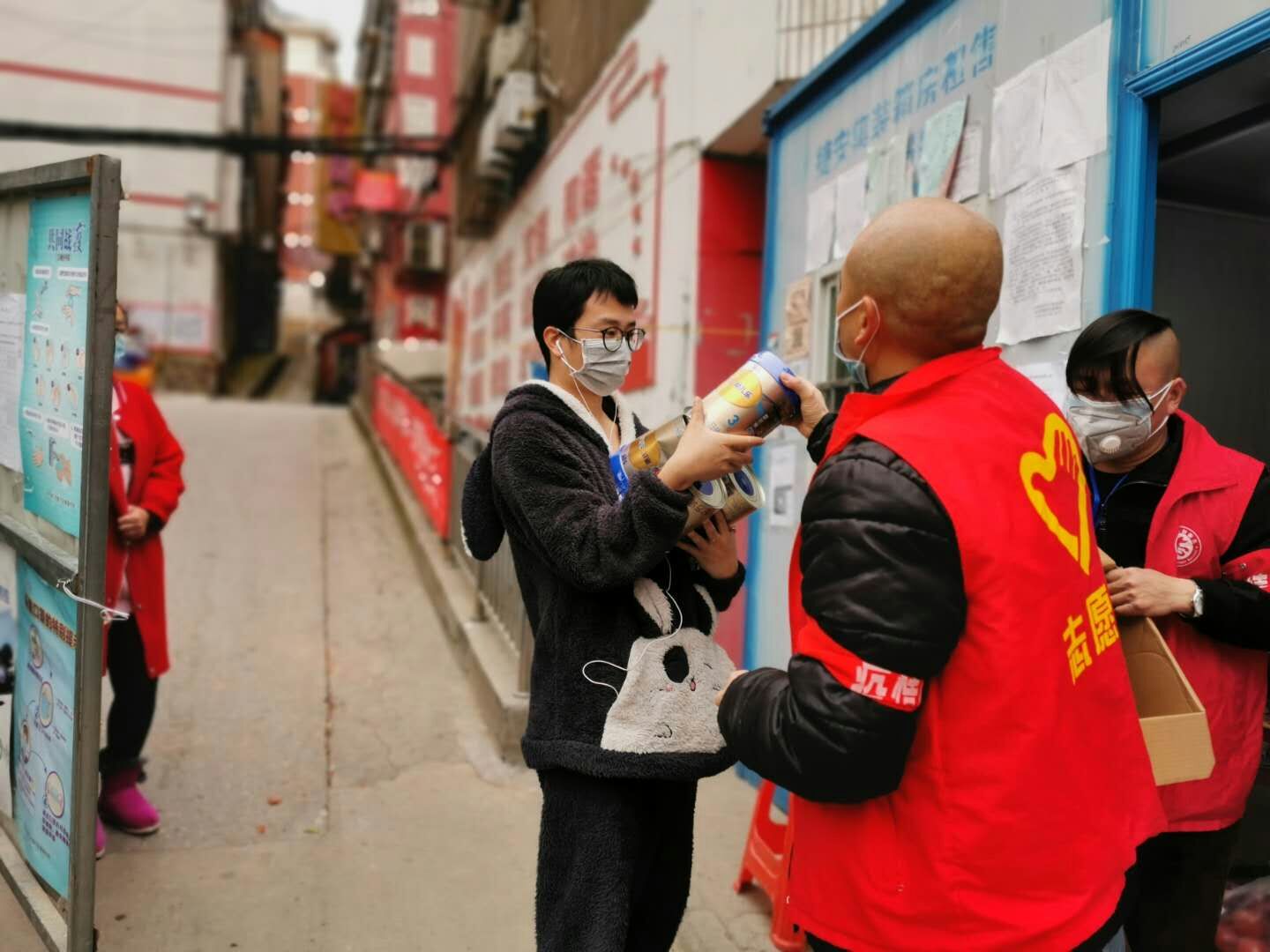 湖北-荊門公交集團-寧飛（社區(qū)義工服務(wù)，幫居民買奶粉）.jpg